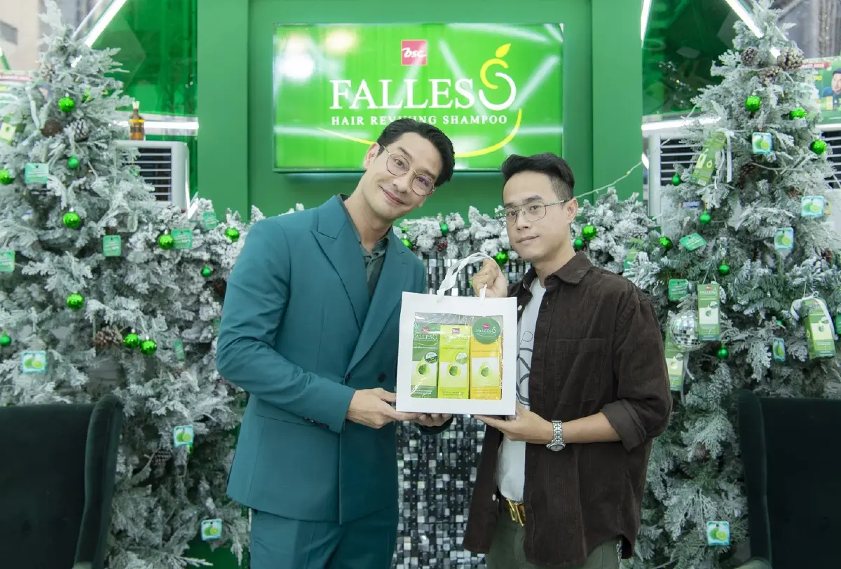 แชมพู  “ฟอลเลส” จัดกิจกรรมกระทบไหล่ “ป้อง - ณวัฒน์ กุลรัตนรักษ์”