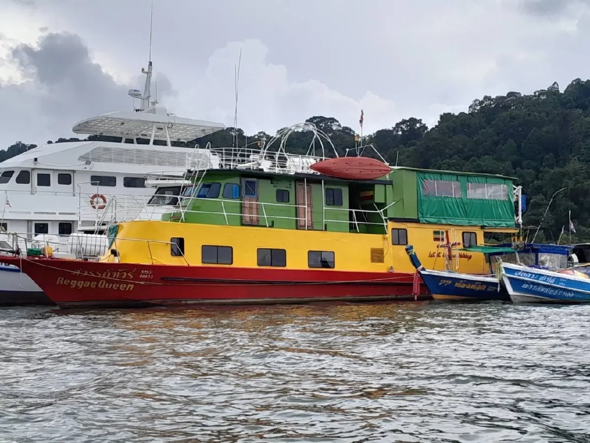 เรือทัวร์ดำน้ำลึก ล่มกลางทะเล ใกล้หมู่เกาะสุรินทร์ นักท่องเที่ยวสูญหาย 2 ราย