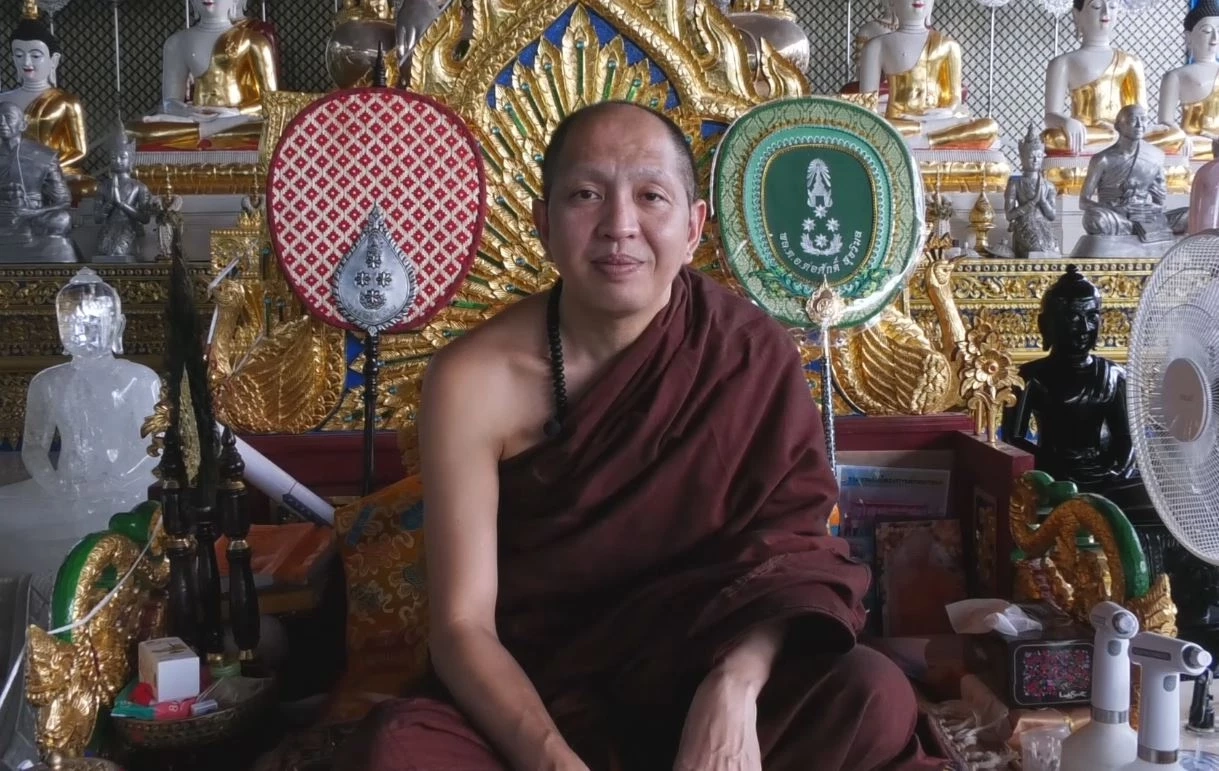 "ครูบาอริยชาติ" เกจิดังล้านนา อวยพรปีใหม่ 2567 พร้อมเตือนสติ "เมาไม่ขับ"