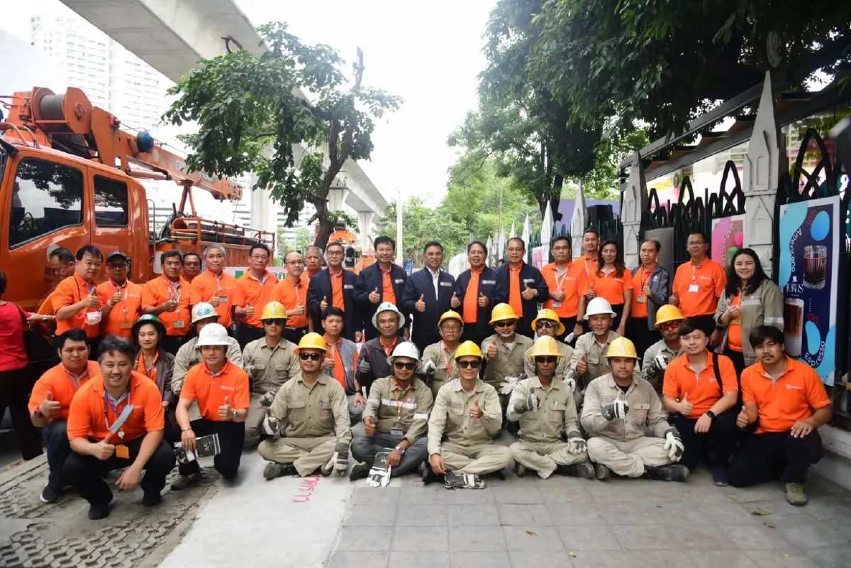 มท.1 ร่วมรื้อเสาไฟฟ้าต้นสุดท้าย พร้อมเนรมิตพหลโยธิน ถนนสวยไร้เสาสาย