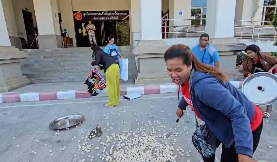 เดือดกว่าน้ำร้อน! แม่ค้าบุกเทลูกชิ้น-สาดน้ำจิ้ม หน้าศาลากลางประจวบฯ