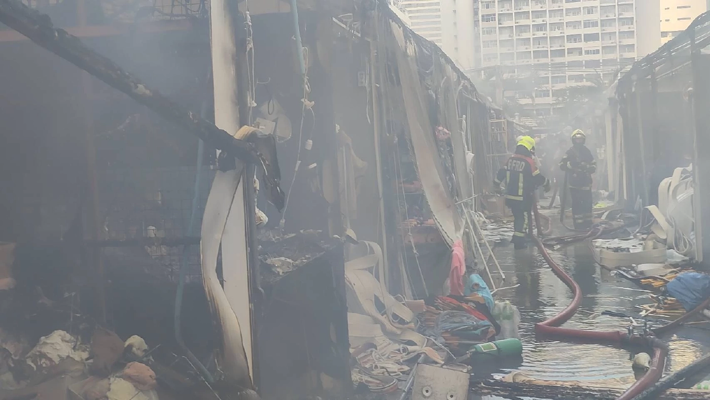 ด่วน! ไฟไหม้ร้านค้า ตลาดจ๊อดแฟร์ พระราม 9 เจ้าหน้าที่ดับเพลิงเร่งระงับเหตุ
