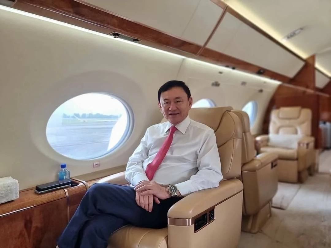 ทักษิณ กลับไทยด้วยเครื่องบินเจ็ทส่วนตัว