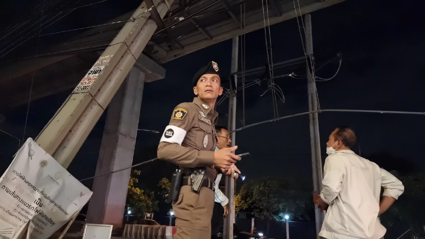 ด่วน! รางรถไฟฟ้าสายสีชมพู ร่วงหล่นยาวกว่า 5 กม. ทับรถพังยับ เสาไฟฟ้าแทบล้ม