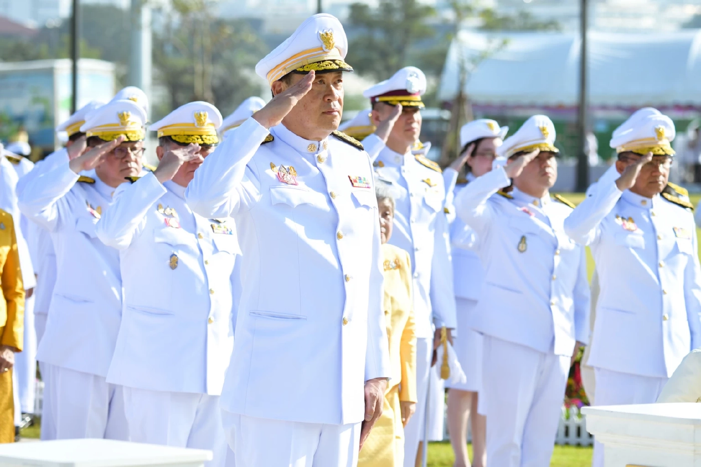 นายกฯ เป็นประธานพิธีเจริญพระพุทธมนต์ ทำบุญตักบาตร เนื่องในวันที่ 5 ธันวาคม