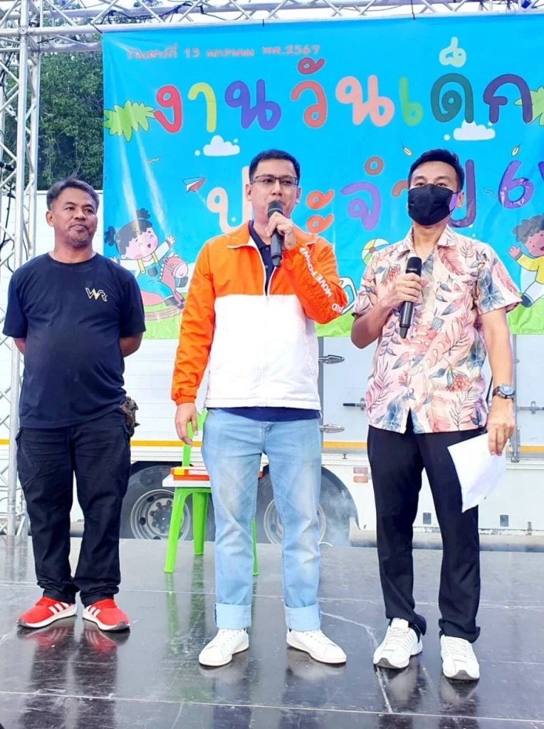 อนุสรณ์ แก้ววิเชียร หรือ ทนายเอ๊ะ (คนยืนกลาง) ส.ส.พรรคก้าวไกล เขต 3 จังหวัดนนทบุรี