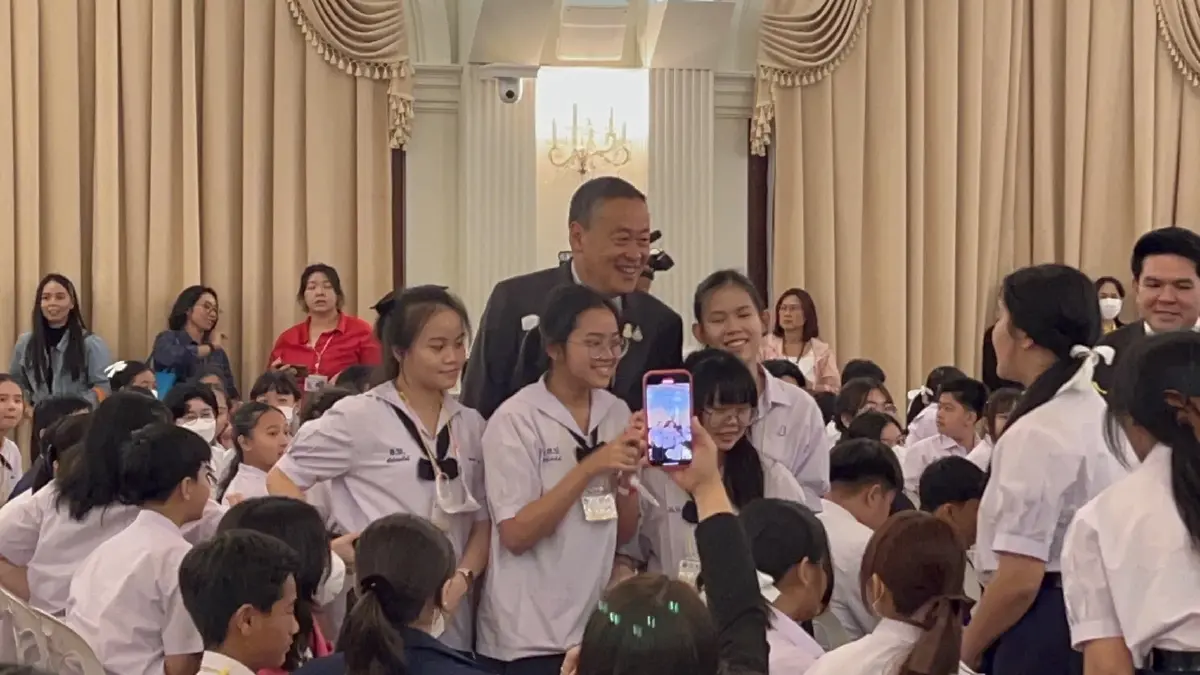 รุมกรี๊ด-ขอถ่ายรูป นายกฯ พร้อมตะโกน "ผมเชียร์ ลิเวอร์พูลครับ" (มีคลิป)