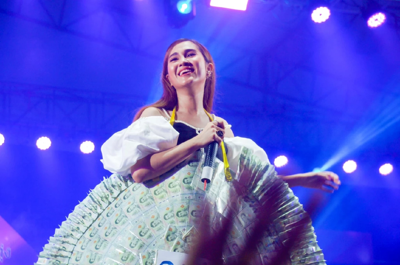 ทำความรู้จัก "วิรดา วงศ์เทวัญ" นางเอกลิเก นักร้องชื่อดัง น้องสาว กุ้ง สุธิราช