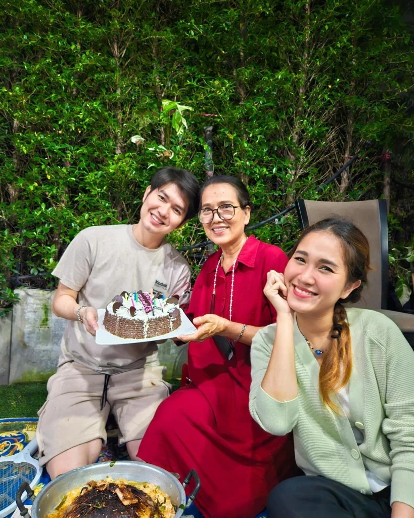 กุ้ง สุธิราช วิรดา วงศ์เทวัญ และคุณแม่ทวีป