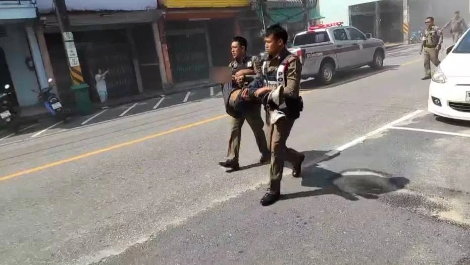 ระทึก! หนุ่มขโมยรถบัสขับแหกด่าน ก่อนพุ่งชนไฟลุกท่วม กลางตลาดท้ายเหมือง