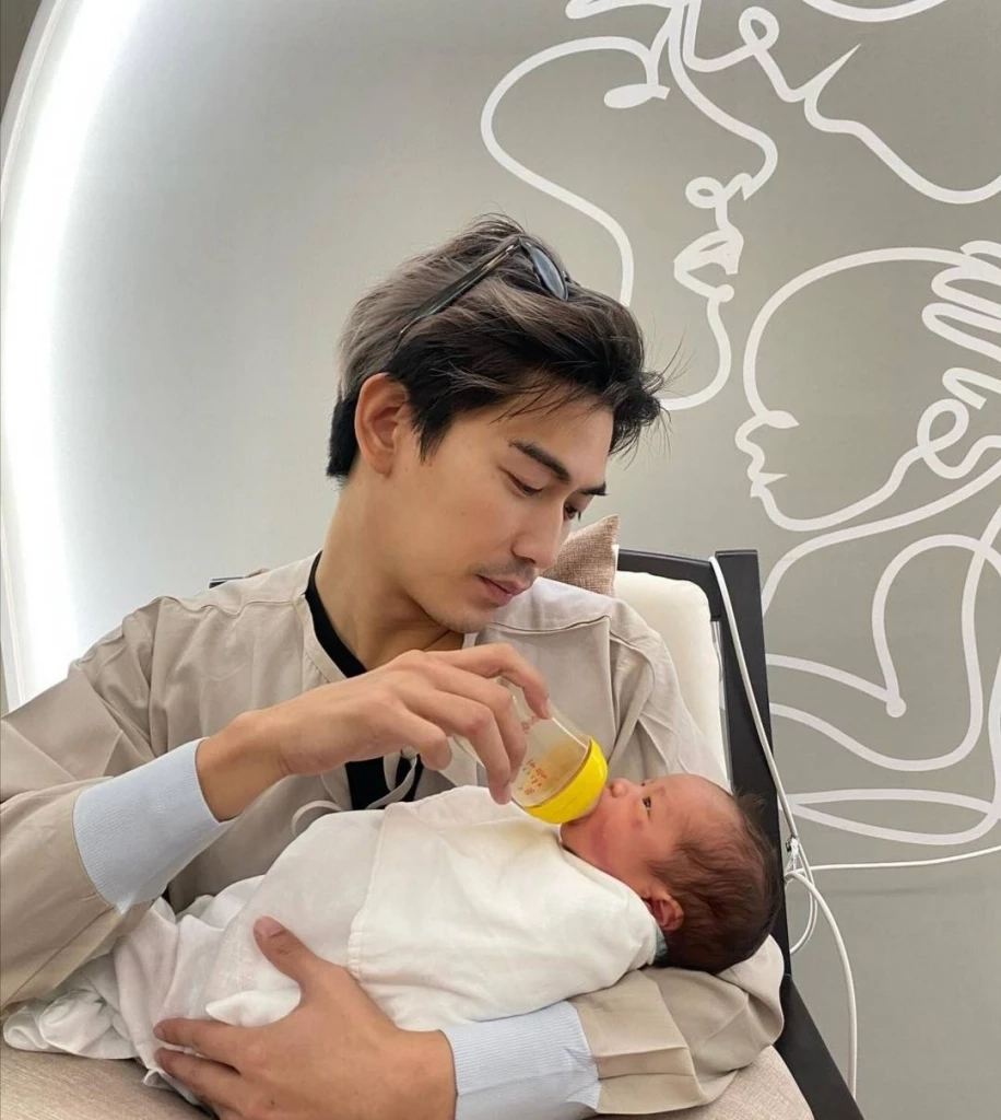 ส่องความหล่อ น้องสเปซ ลูกชาย พ่อเป๊ก-แม่นิว ชาวเน็ตชมหน้าตาดีแต่เกิด