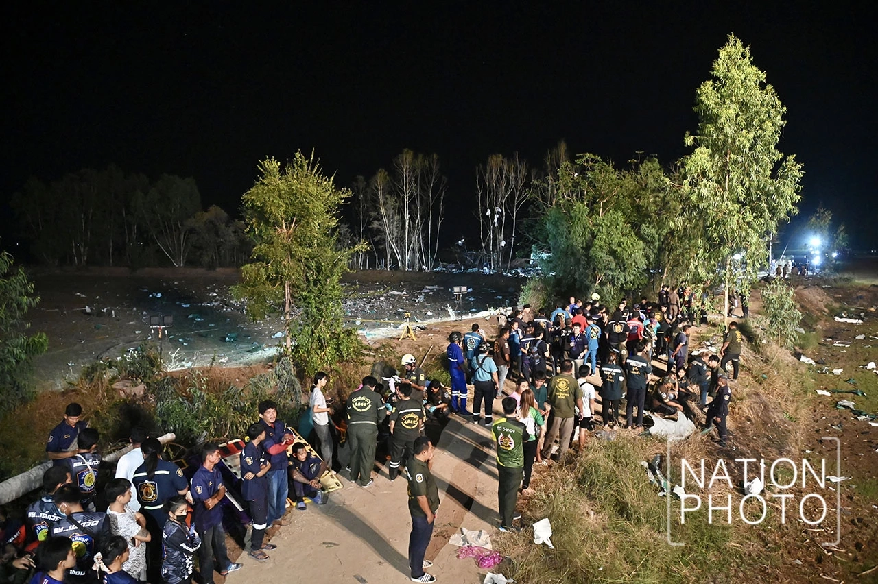 กู้ภัยฯ ร่วมไว้อาลัย 2 เจ้าหน้าที่สวนแตง เสียชีวิต เหตุ รง.พลุสุพรรณฯ ระเบิด