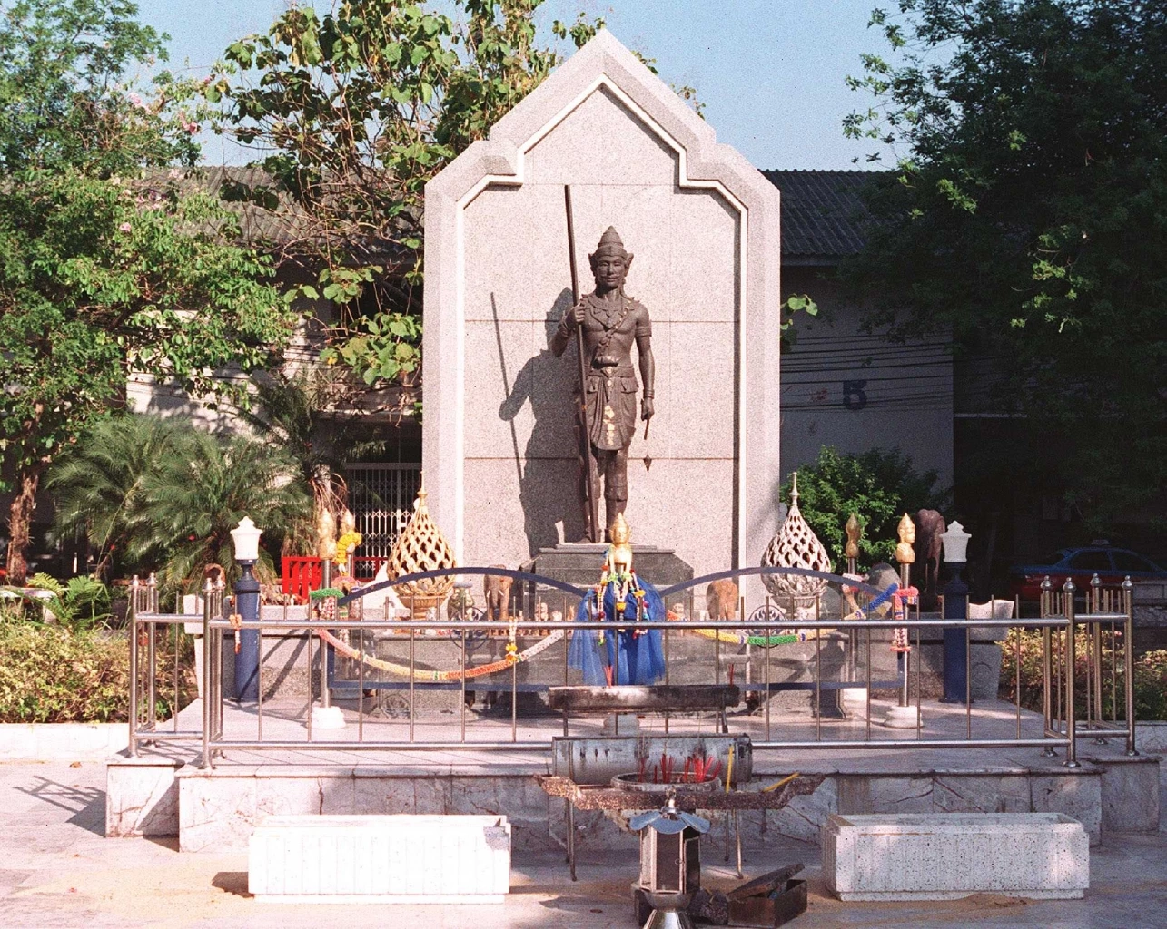 ย้อนมหากาพย์ ปมย้าย "อุเทนถวาย" ศิษย์เก่า-ปัจจุบัน ระดม 3 พันคน ยื่นหนังสือคัดค้าน