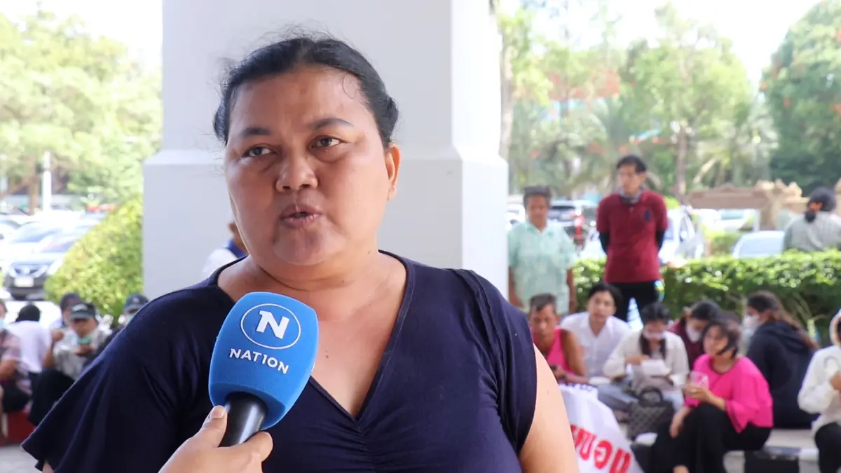 เดือด! ม็อบหาบเร่แผงลอยริมหาดบุกร้องผู้ว่าสั่งยุติขึ้นค่าธรรมเนียม