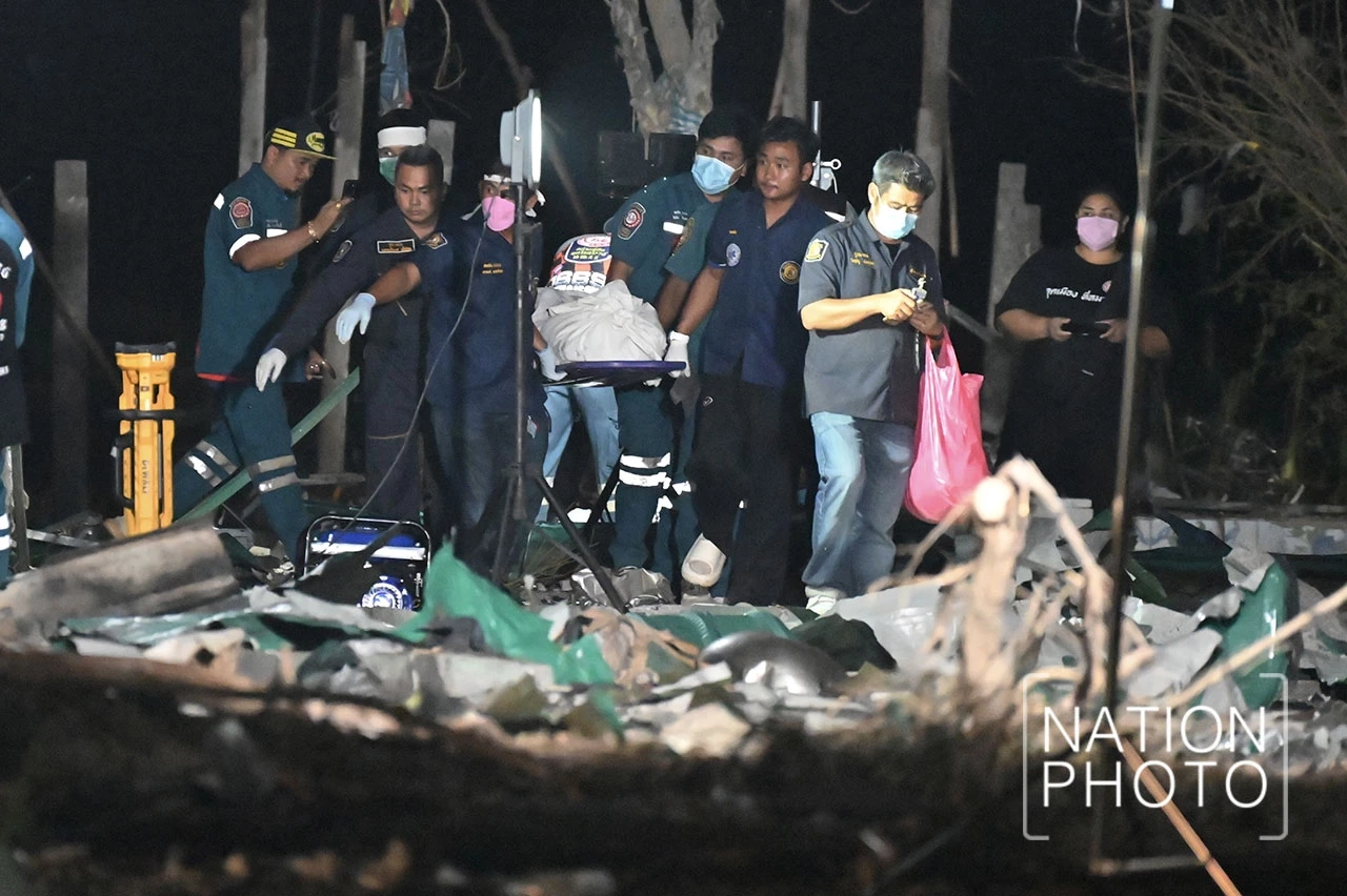 กู้ภัยฯ ร่วมไว้อาลัย 2 เจ้าหน้าที่สวนแตง เสียชีวิต เหตุ รง.พลุสุพรรณฯ ระเบิด