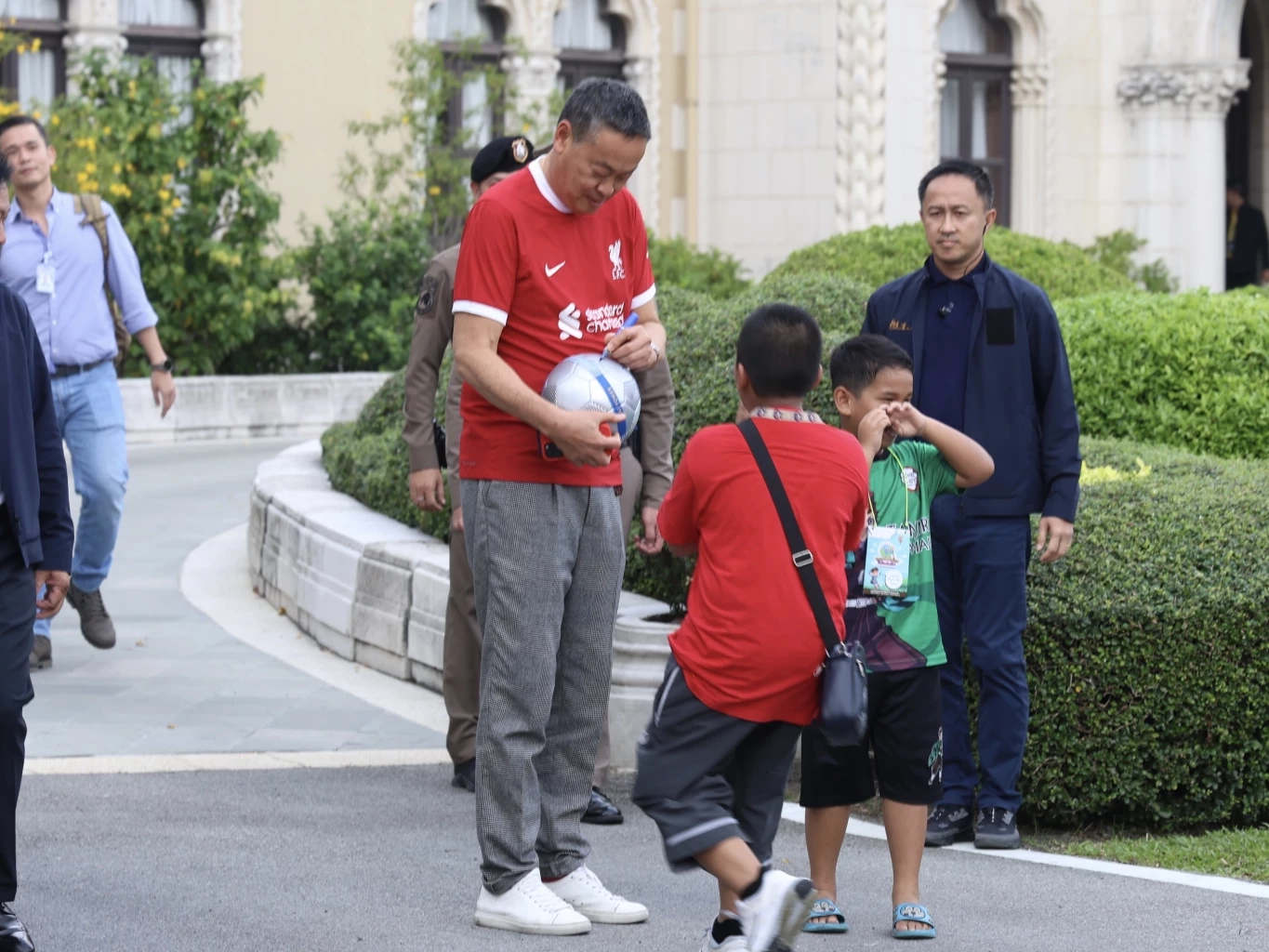 &quot;เป็นลูกผม เหนื่อยหน่อยนะ​&quot;-&quot;เศรษฐา&quot;ยิ้มแก้มปริหลังเด็กขอเป็นลูกนายกฯ