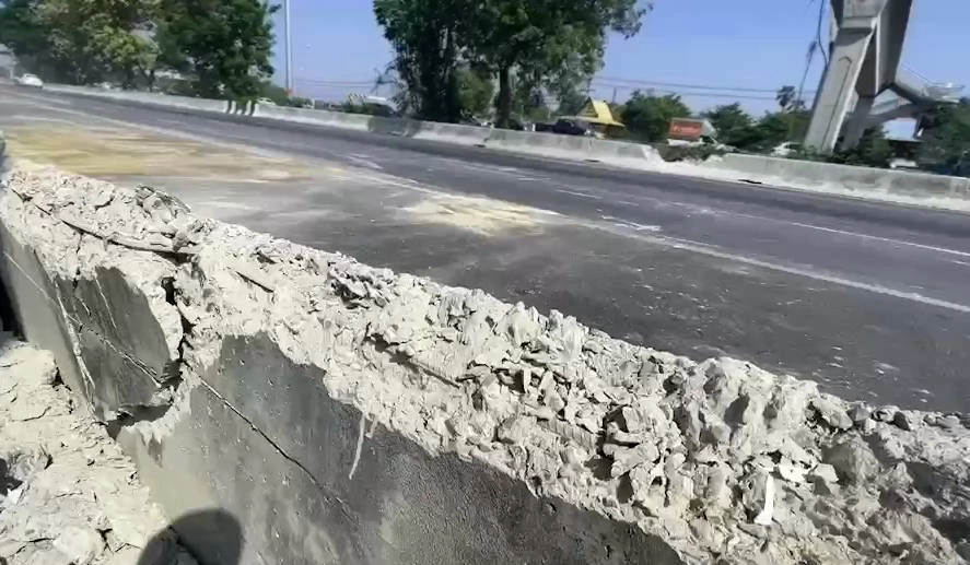 เปิดการจราจรแล้ว "สายเอเชีย" หลังรถบรรทุกพ่วงชนสะพานลอยถล่ม