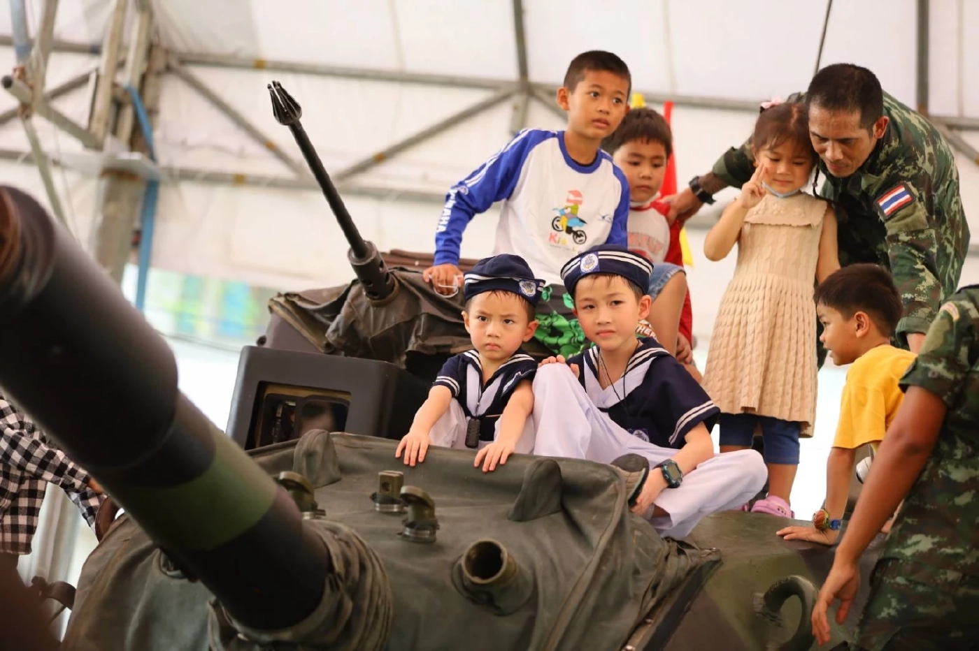 สีสันวันเด็ก! กองทัพ เปิดฐานที่มั่น จัดโชว์ยุทโธปกรณ์ เด็กๆร่วมงานคึกคัก