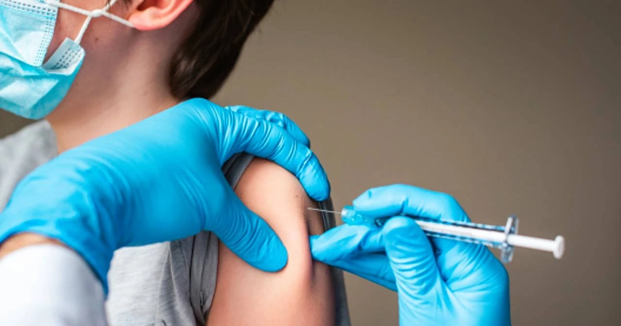 "หมอธีระวัฒน์" แนะใช้วัคซีนให้เหมาะสม เลี่ยงโรคที่อาจแถมมากับวัคซีนโควิด