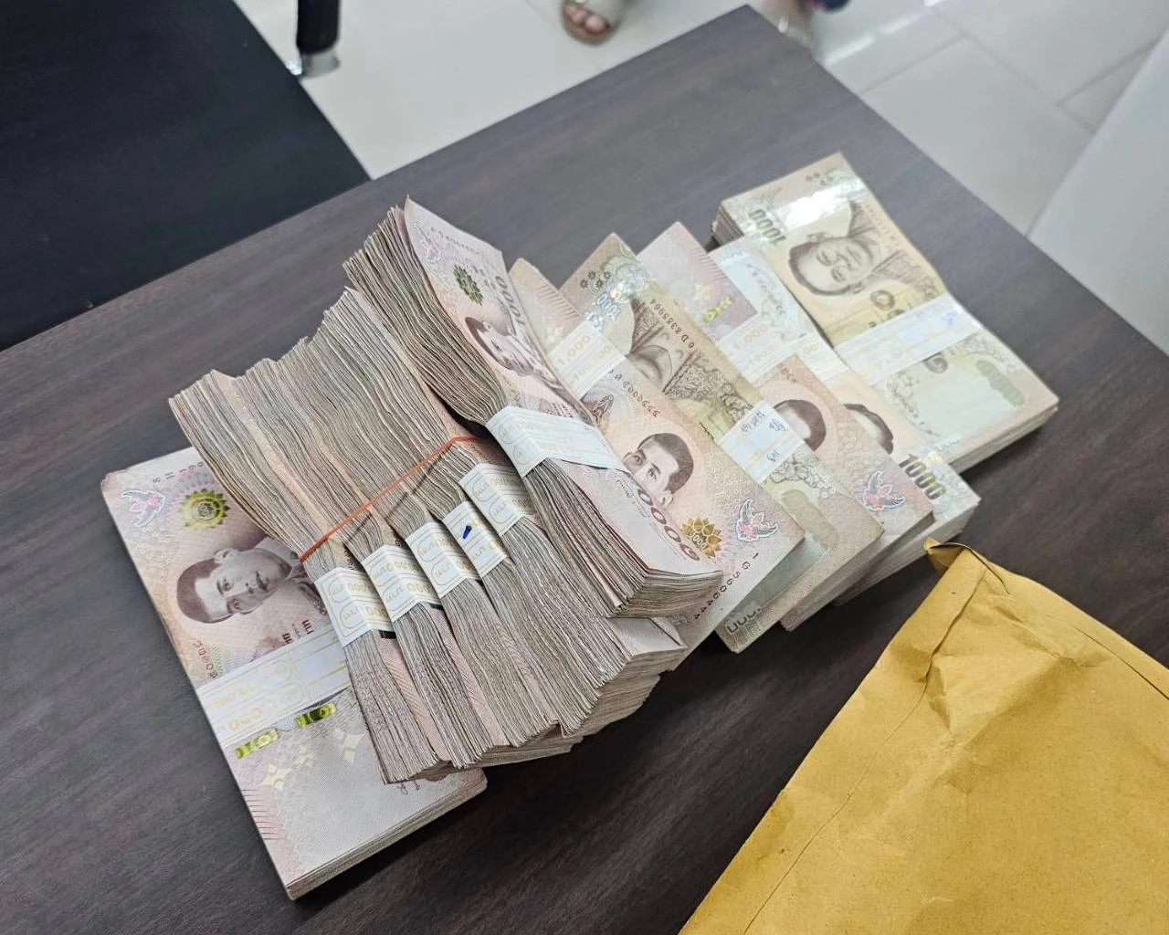 สาวทำเงินหล่นหาย 1.2 ล้าน โชคดี รปภ.หาเจอ นำมาคืนครบถ้วน