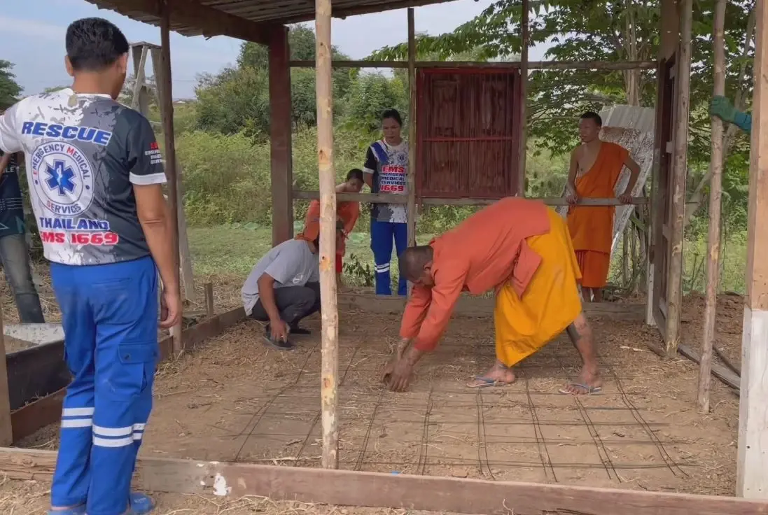 คนไทยไม่ทิ้งกัน แม่ลูกไร้ที่อยู่ ขอสังกะสีวัดมาทำบ้าน พระใจดีสร้างให้ทั้งหลัง