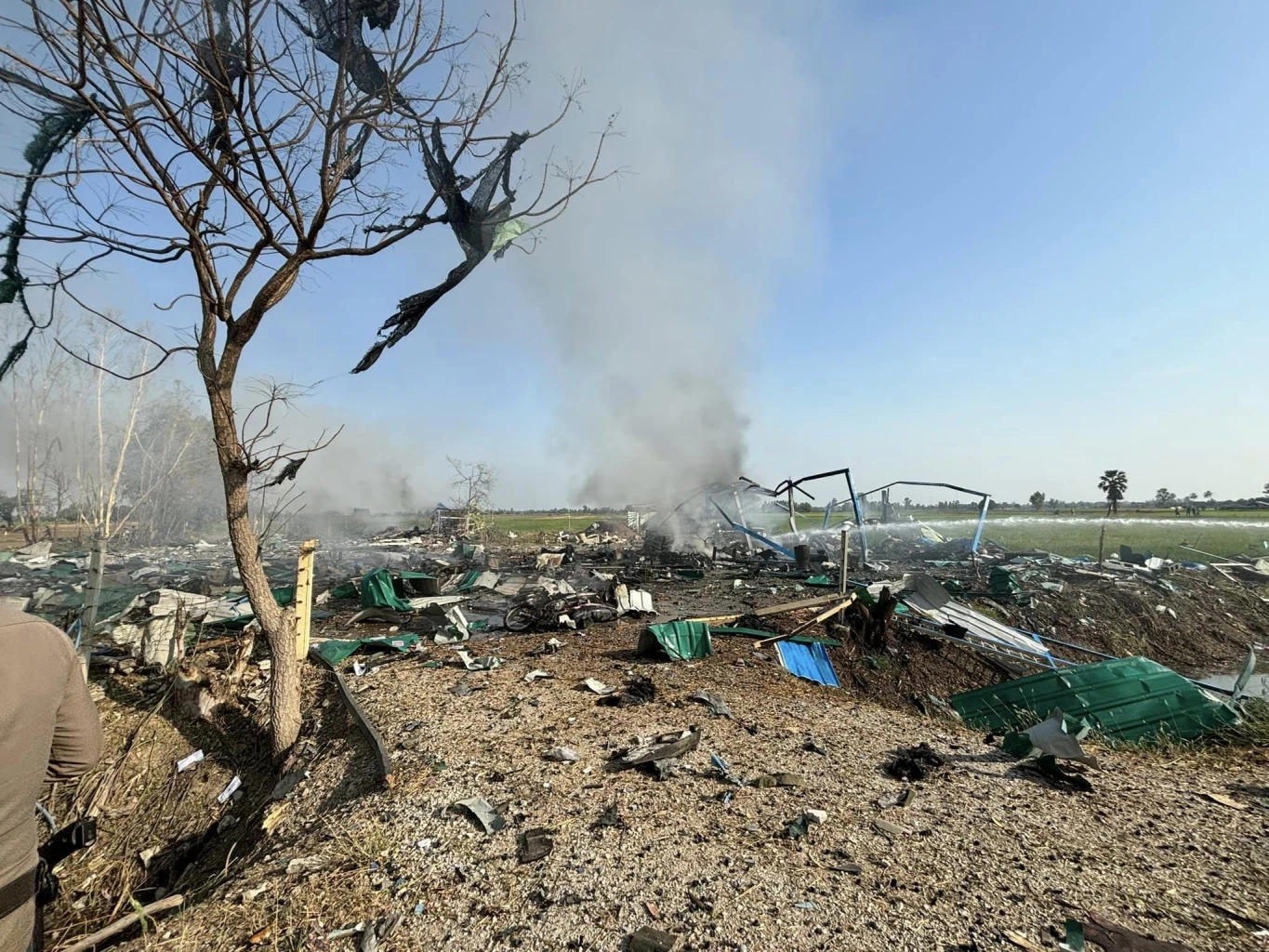 กู้ภัยฯ ร่วมไว้อาลัย 2 เจ้าหน้าที่สวนแตง เสียชีวิต เหตุ รง.พลุสุพรรณฯ ระเบิด