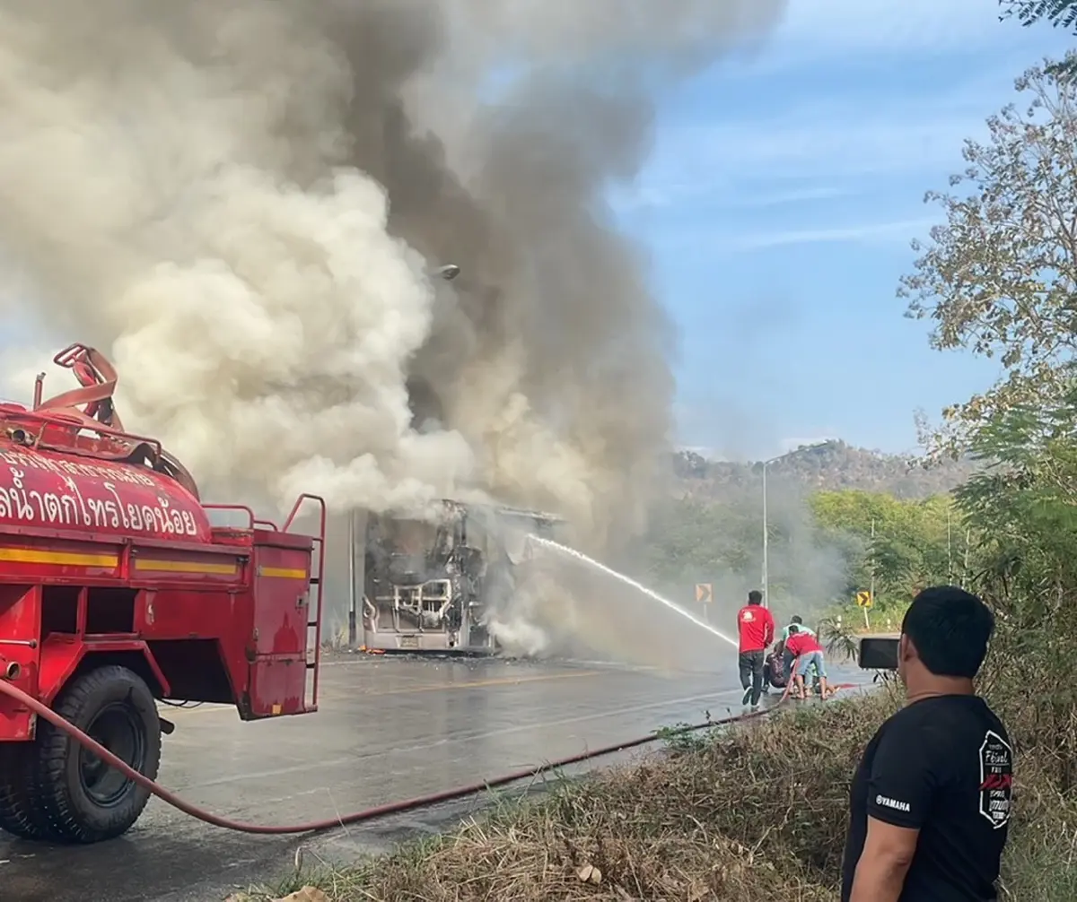ยางระเบิดไฟลุกท่วม รถทัวร์นำเที่ยวคณะศิษย์เก่า รร.ดังเมืองสุโขทัย ไร้เจ็บ-ตาย