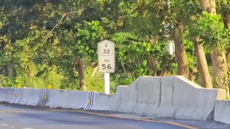 แจ้งเลี่ยงเส้นทาง "สายเอเชีย" เหตุ รถบรรทุกพ่วงชนสะพานลอยถล่ม ปิดช่องจราจร