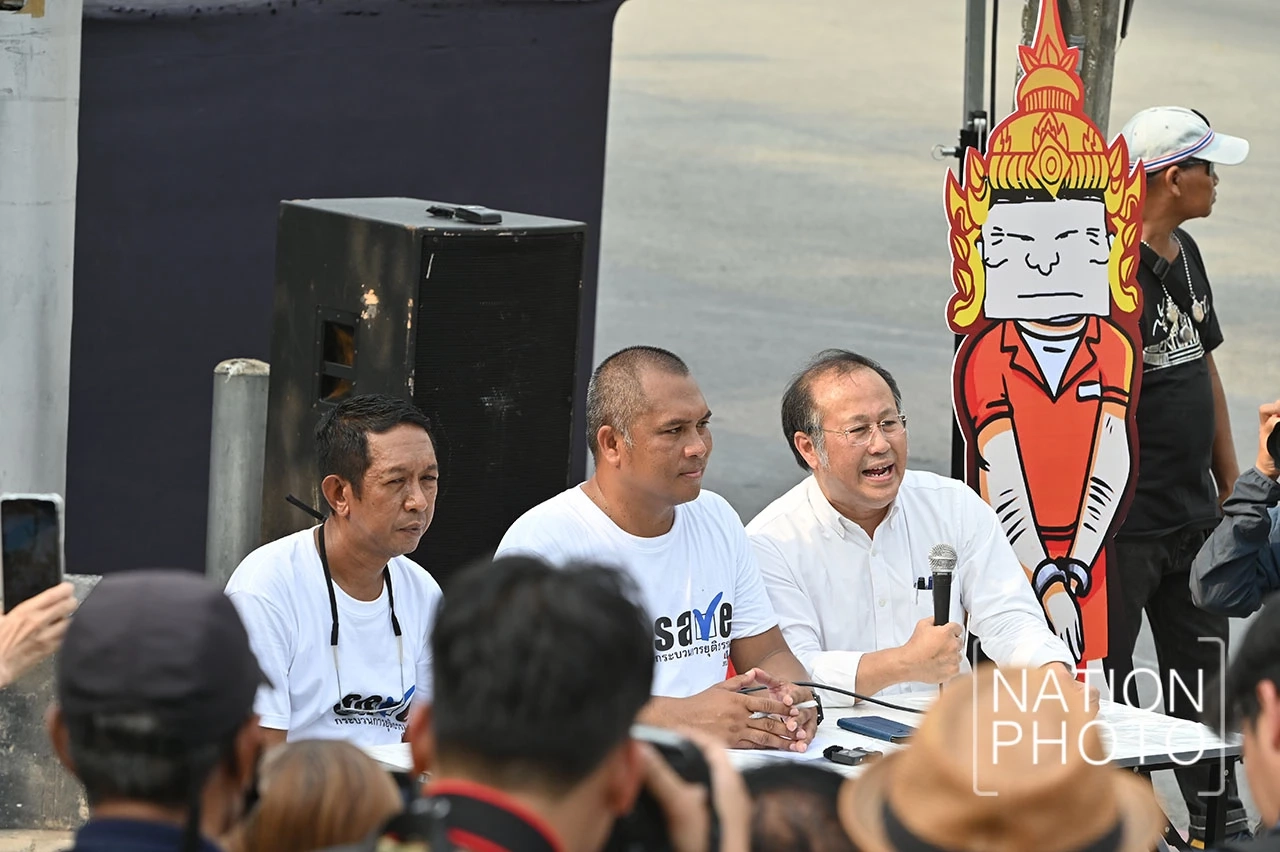 คปท. ปักหลักชุมนุมค้างหน้าทำเนียบฯ เรียกร้องส่ง "ทักษิณ" กลับเรือนจำ