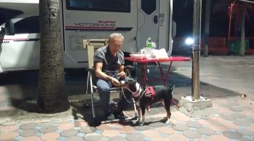 นายชูวิทย์และสุนัขคู่ใจระหว่างรักษาตัวที่ต่างประเทศ