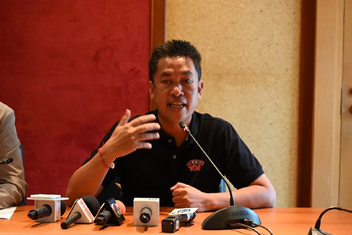 นายสมฤกษ์ อิศรางกูร ณ อยุธยา หรือ "ปูเป้ ฟุตบอล 108"