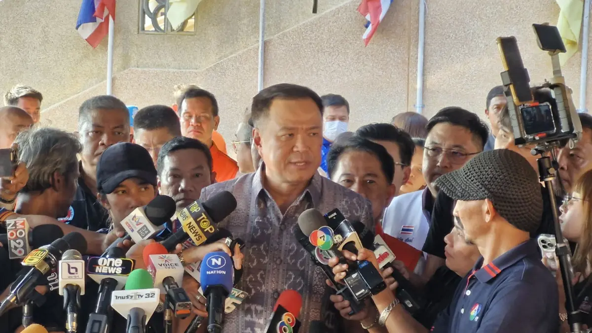 นายอนุทิน ชาญวีรกูล รองนายกรัฐมนตรี และ รมว.มหาดไทย