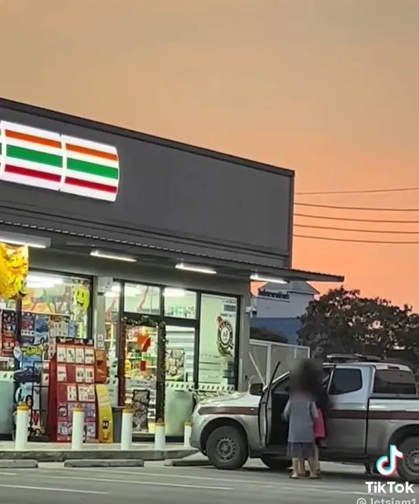 แชร์ว่อน! คลิปตำรวจขับรถหลวงพาลูก-เมีย ไปร้านสะดวกซื้อ ล่าสุดโดนตั้งกรรมการสอบ