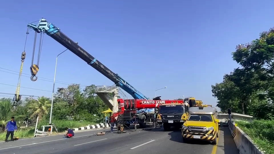 แจ้งเลี่ยงเส้นทาง "สายเอเชีย" เหตุ รถบรรทุกพ่วงชนสะพานลอยถล่ม ปิดช่องจราจร