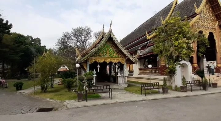 วัดดัง จ.เชียงใหม่ แจงภาพนักท่องเที่ยว นุ่งสั้นนอนอาบแดด เชื่อไม่รู้วัฒนธรรม