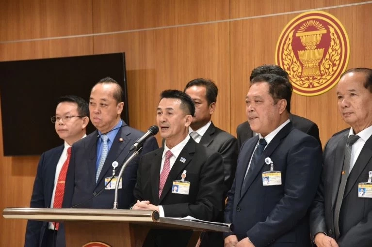 นพ.ชลน่าน ศรีแก้ว หัวหน้าพรรคเพื่อไทย และผู้นำฝ่ายค้านในสภาฯ (ในขณะนั้น)