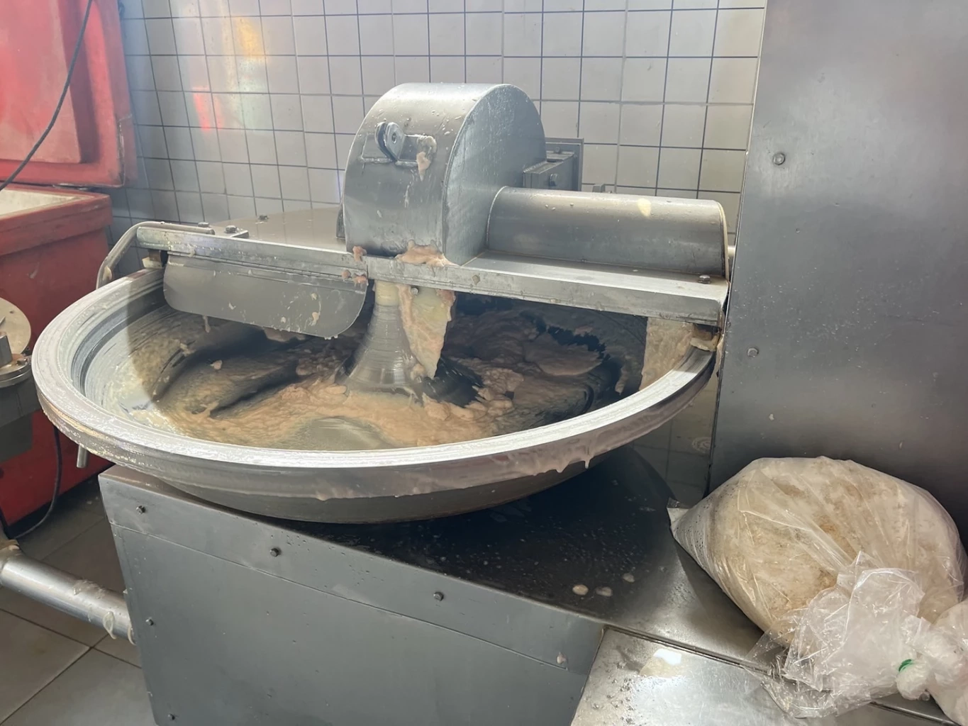 บุกทลายโรงงานผลิต "ลูกชิ้นเถื่อน" ส่งขายทั่วกรุง ดูเลยมียี่ห้อไหนบ้าง