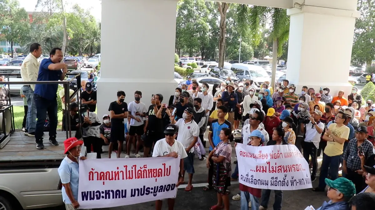 เดือด! ม็อบหาบเร่แผงลอยริมหาดบุกร้องผู้ว่าสั่งยุติขึ้นค่าธรรมเนียม