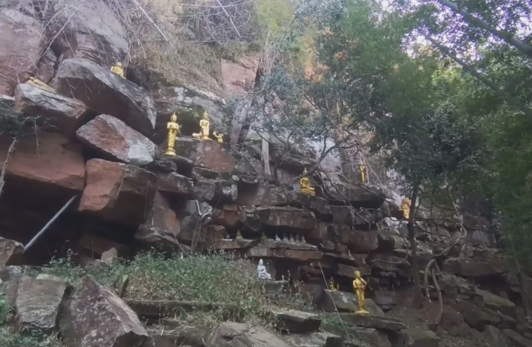 อันซีนครบุรี โคราช  "ผาซ่อนพระ" เขาจอมทอง พร้อมเปิดที่มา บรรยากาศที่ดูเข้มขลัง