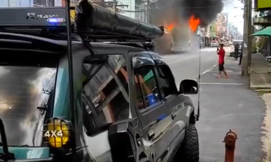 ระทึก! หนุ่มขโมยรถบัสขับแหกด่าน ก่อนพุ่งชนไฟลุกท่วม กลางตลาดท้ายเหมือง