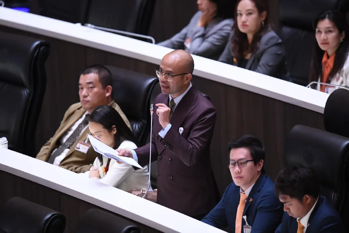 "ก้าวไกล" รุมสับงบ 67 ตั้งเงินดูคุณภาพชีวิตคนไทย ไม่สมยกเป็นวาระแห่งชาติ