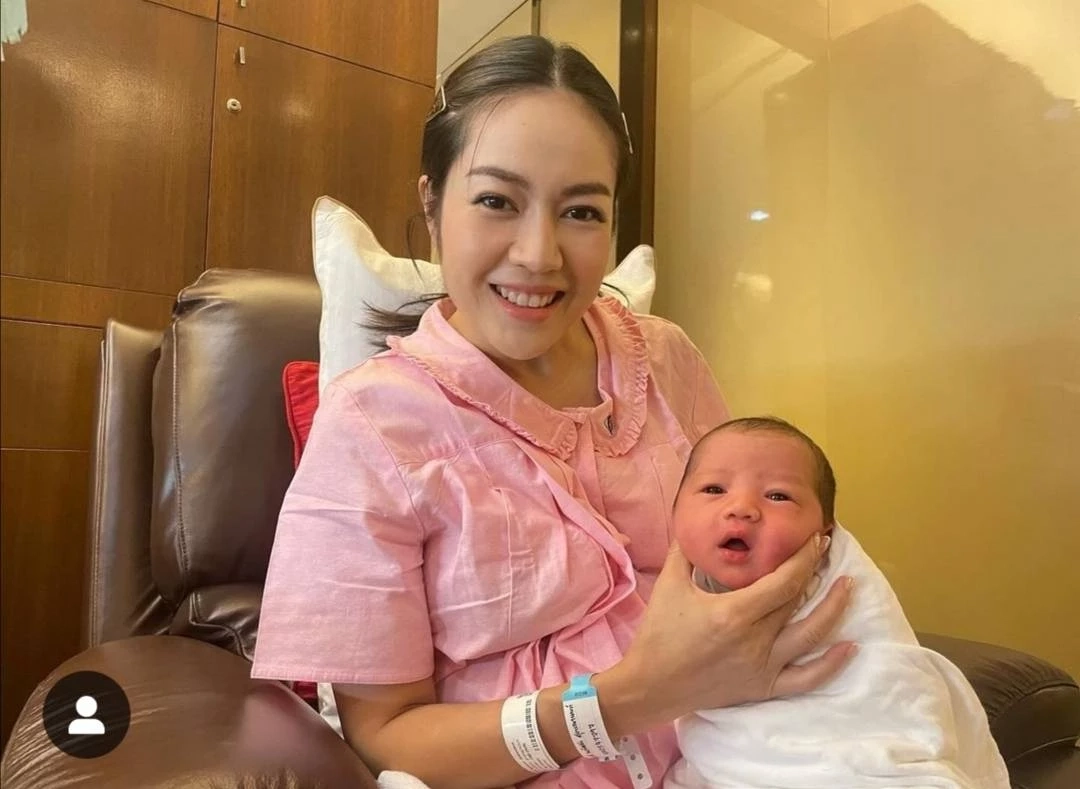 ส่องความหล่อ น้องสเปซ ลูกชาย พ่อเป๊ก-แม่นิว ชาวเน็ตชมหน้าตาดีแต่เกิด