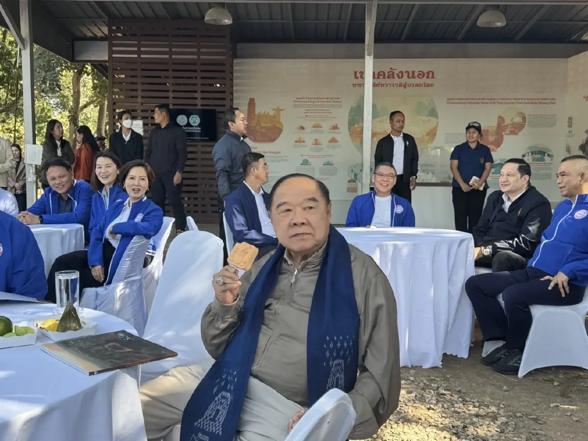 พี่ใหญ่มาแล้ว "บิ๊กป้อม" ร่วมขบวน "พปชร. สัญจร" ระบุ พรรคยังเหนียวแน่น
