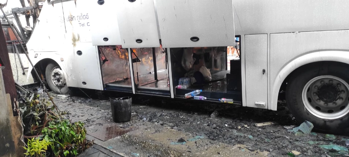 ระทึก! หนุ่มขโมยรถบัสขับแหกด่าน ก่อนพุ่งชนไฟลุกท่วม กลางตลาดท้ายเหมือง