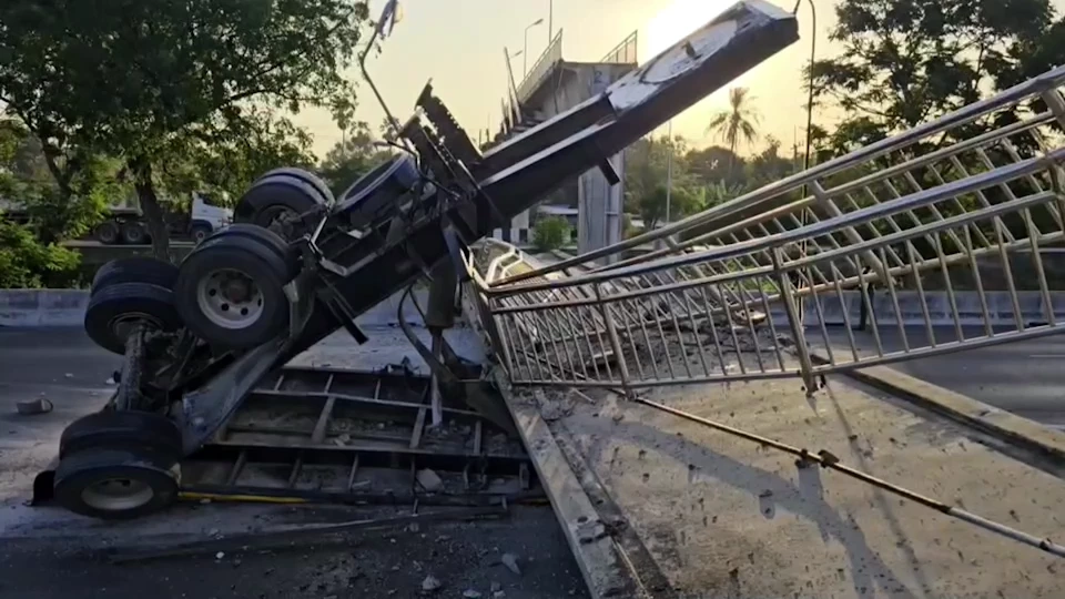 แจ้งเลี่ยงเส้นทาง "สายเอเชีย" เหตุ รถบรรทุกพ่วงชนสะพานลอยถล่ม ปิดช่องจราจร