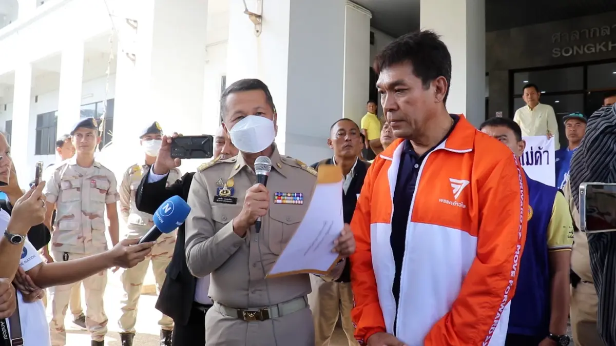 เดือด! ม็อบหาบเร่แผงลอยริมหาดบุกร้องผู้ว่าสั่งยุติขึ้นค่าธรรมเนียม