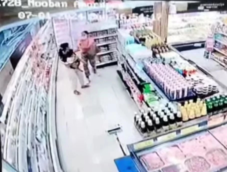 แม่ผวา! ถูกสาวทำร้าย-ตบลูกวัย 8 เดือน กลางห้าง อ้างป่วยไม่กลัวถูกแจ้งจับ