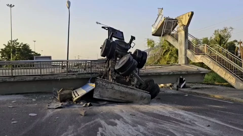 รถบรรทุกชนสะพานลอยถล่ม