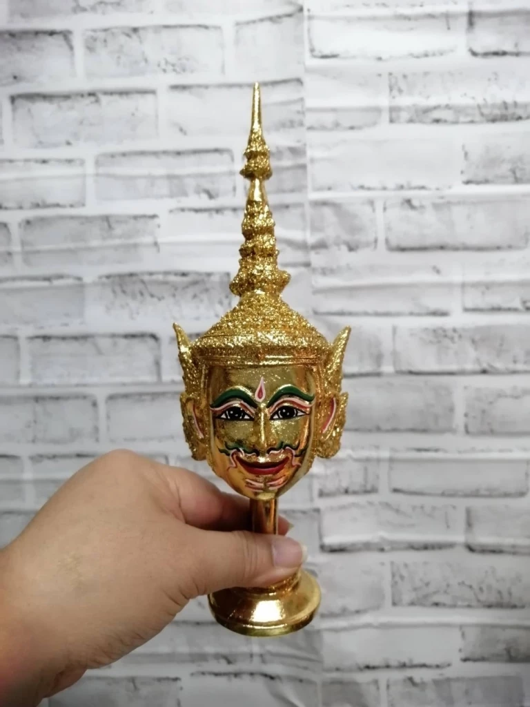 พระลักษณ์ ผู้มีใบหน้าสีทอง เป็นที่รักของทั้งเทวดาและมนุษย์ (ภาพจาก IG : baanrukhuakhon_khonmask)