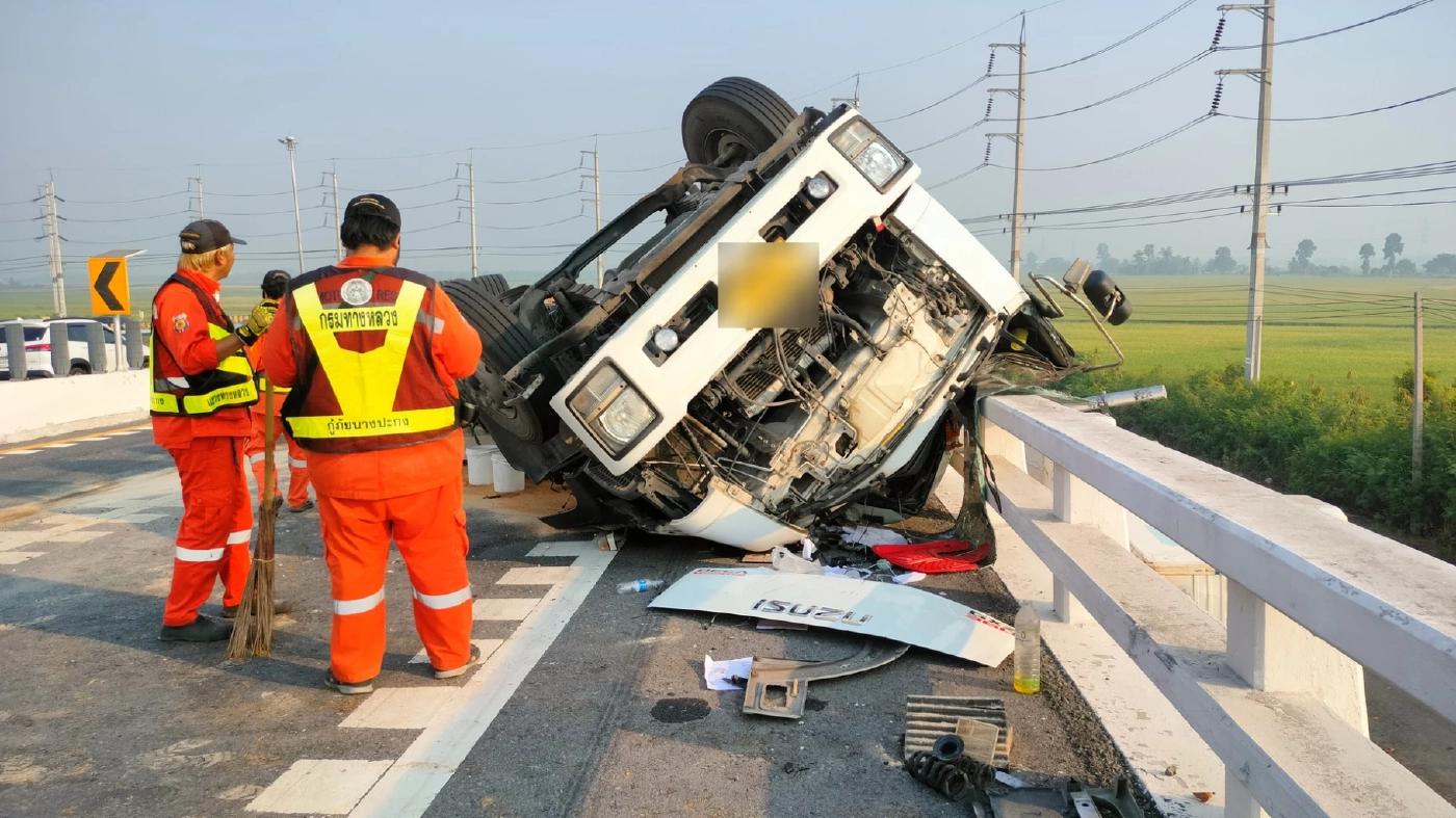 รถบรรทุก ตู้คอนเทนเนอร์ขอเนื้อไก่สด ตกมอเตอร์เวย์